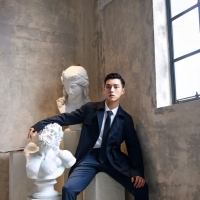 杂志般的西装皮鞋丝袜帅哥 室内