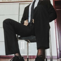 快来跪舔丝袜正装帅哥