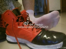 阿迪篮球鞋与白色对对袜