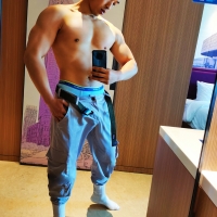 硬汉Armour的肌肉丝袜图，健身房配丝袜绝配