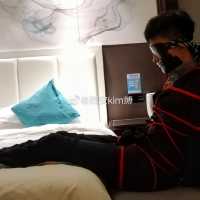 丝袜正装男下班后被绑架调教