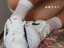 原创耐克鞋与白色对对袜