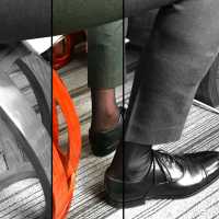 军绿色西裤，皮鞋黑色日丝。