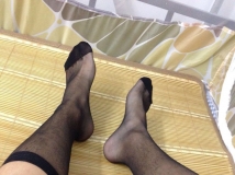 今天的心情不太好，脱下皮鞋静一静