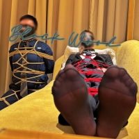 正装丝袜帅哥被捆绑，想蹂躏他吗？