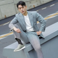 帅哥伍斯特银色休闲正装配丝袜，帅气