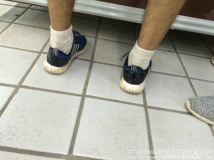 超市偶遇偷拍脏白丝青年