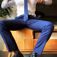 正装帅哥脱皮鞋喂你吃丝袜