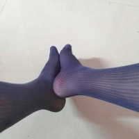 蓝色厚木脚，有点汗了。