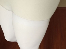 白色连裤袜上面套白色大腿袜