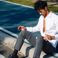 黑色运动皮鞋和黑色细纹厚木丝袜