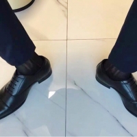 阳台上的丝袜男