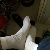 对同学的白袜脚有非分之想。