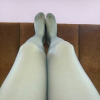 好久沒穿褲襪了，好舒服呀！想找絲襪熊男一起玩～