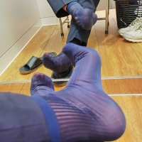 试衣间里的人好久没出来是为什么呢？