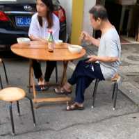 早餐店“偶遇”骚大叔，棕色丝袜配凉鞋