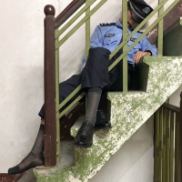 老房子里，被坏人弄晕的穿锦纶的阿sir