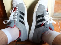 阿迪达斯与白色对对袜