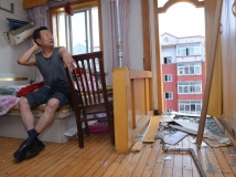 【新闻截图丝袜】剁饺子馅阳台掉下楼