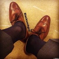 咖啡色皮鞋与蓝色丝袜