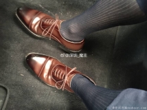 日丝和棕色皮鞋