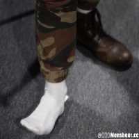 迷彩裤配白丝袜