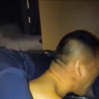 【在线】【国产】丝袜帅奴狂吃丝袜脚，太诱人了