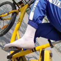 白丝无鞋（白袜踩地）