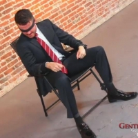 【在线】【GC】丝袜男神被绑住，该怎么玩他呢？