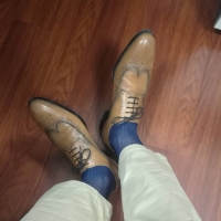 桑拿天也要穿丝袜皮鞋。喜欢丝袜在皮鞋里丝滑的感觉。