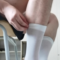 换上白丝袜的少年