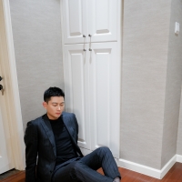 Alan Ao的丝袜帅照，还跟刘昊然合影了