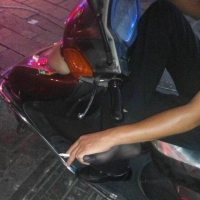 街拍摩的师傅帅哥的丝袜，还用手摸