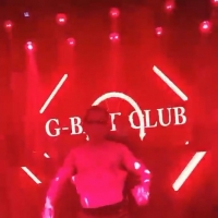 【在线】【国产】小黑gogo在酒吧表演，里面竟然套黑色丝