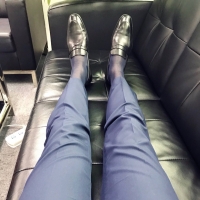 在班上无聊只能拍拍丝袜