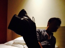 日丝帅哥脱掉皮鞋诱惑你