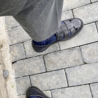 有想给爸爸舔丝袜臭脚的吗？