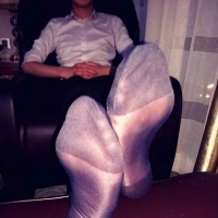 来个舌头绕丝袜脚