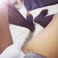 谁来脱下我的皮鞋，然后抱着我的大臭脚。哈哈哈