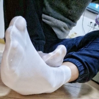 玩个游戏。你送什么袜子，我穿什么拍照，咋样？？？