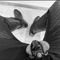 表面正经的正装男，下面竟然是……