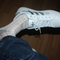 白色锦纶与牛仔裤