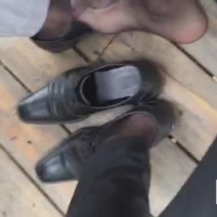 正装白领男喝咖啡 同事接电话的时候一直用黑丝袜脚蹭他