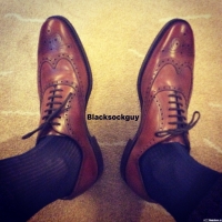 咖啡色皮鞋与蓝色丝袜